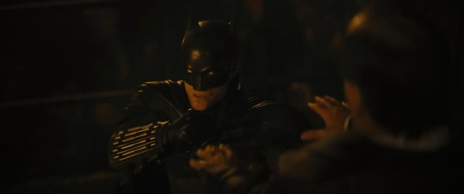 Soi trailer The Batman: Chàng Dơi đối mặt với 2 phản diện Riddler và Penguin, miêu nữ Catwoman cũng xuất hiện góp vui - Ảnh 18. Soi trailer The Batman: Chàng Dơi đối mặt với 2 phản diện Riddler và Penguin, miêu nữ Catwoman cũng xuất hiện góp vui - Ảnh 18.