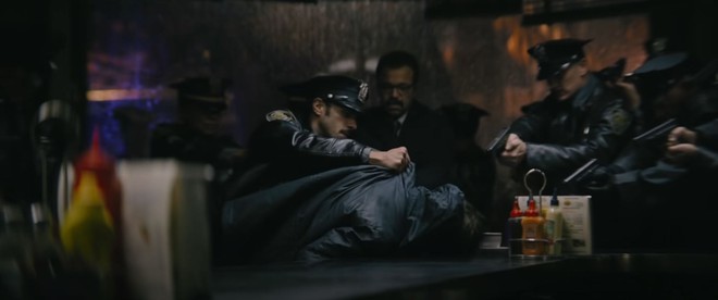Soi trailer The Batman: Chàng Dơi đối mặt với 2 phản diện Riddler và Penguin, miêu nữ Catwoman cũng xuất hiện góp vui - Ảnh 3. Soi trailer The Batman: Chàng Dơi đối mặt với 2 phản diện Riddler và Penguin, miêu nữ Catwoman cũng xuất hiện góp vui - Ảnh 3.