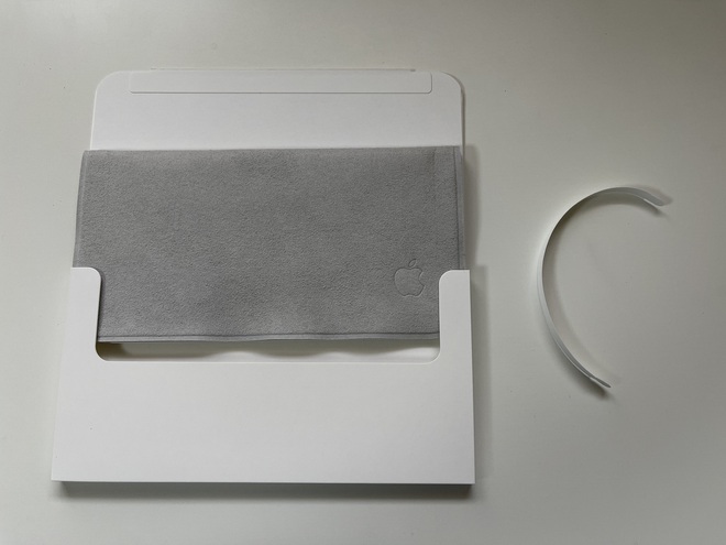 Cận cảnh miếng giẻ lau 19 USD của Apple: Không rõ chất liệu, hộp đựng khá lớn, có tên tiếng Việt trên bao bì - Ảnh 2. Cận cảnh miếng giẻ lau 19 USD của Apple: Không rõ chất liệu, hộp đựng khá lớn, có tên tiếng Việt trên bao bì - Ảnh 2.