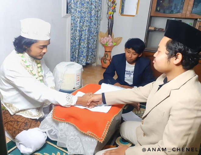 Người đàn ông Indonesia kết hôn với nồi cơm điện: Cô ấy ít nói, ngoan ngoãn và biết nấu ăn - Ảnh 1.