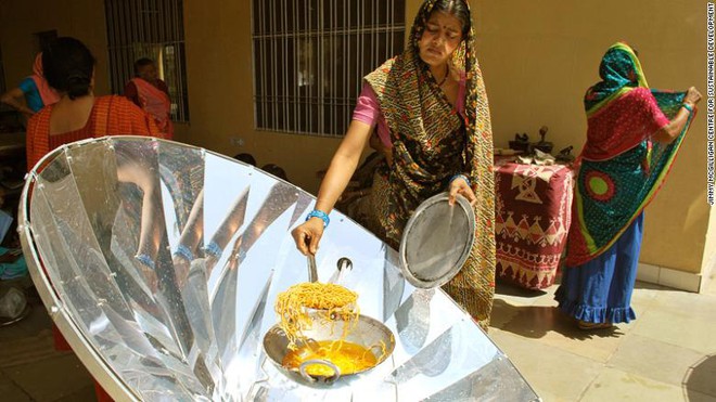 Ấn Độ: Cả ngôi làng nấu ăn bằng năng lượng mặt trời để cứu rừng - Ảnh 1.