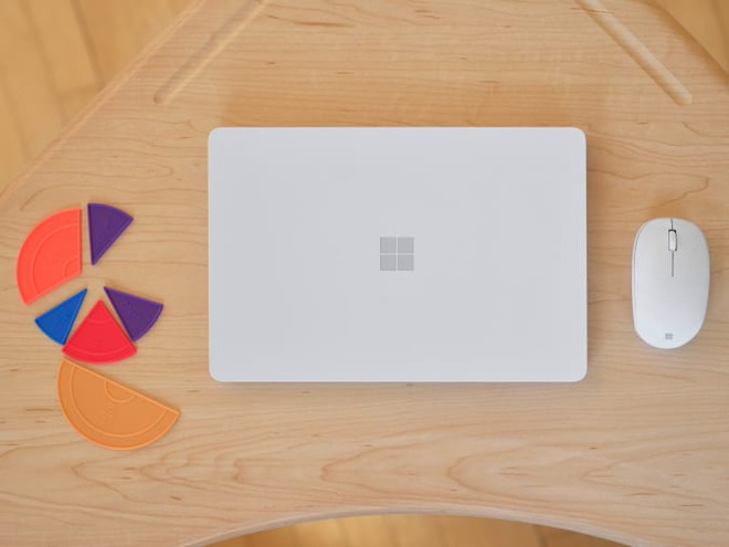 Microsoft ra mắt Surface Laptop SE: Giá siêu rẻ chỉ 249 USD, cạnh tranh trực tiếp với Chromebook - Ảnh 1.