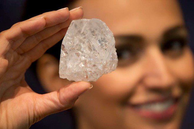 The diamond formed at a depth of nearly 1,000 km above the ground contains minerals not known to science - Photo 2.