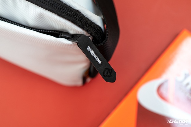 Trải nghiệm nhanh túi đeo chéo tomtoc Lightweight Codura Sling Bag: Một chiếc túi bạn nên có những dịp dạo phố hay cafe cuối tuần - Ảnh 12. Trải nghiệm nhanh túi đeo chéo tomtoc Lightweight Codura Sling Bag: Một chiếc túi bạn nên có những dịp dạo phố hay cafe cuối tuần - Ảnh 12.