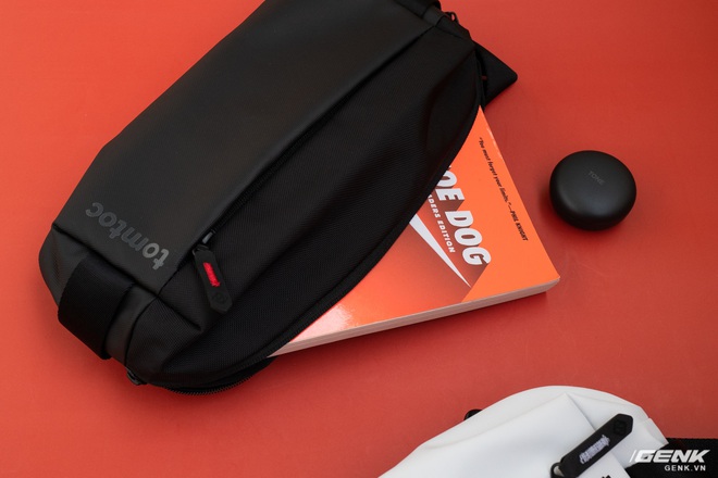 Trải nghiệm nhanh túi đeo chéo tomtoc Lightweight Codura Sling Bag: Một chiếc túi bạn nên có những dịp dạo phố hay cafe cuối tuần - Ảnh 5. Trải nghiệm nhanh túi đeo chéo tomtoc Lightweight Codura Sling Bag: Một chiếc túi bạn nên có những dịp dạo phố hay cafe cuối tuần - Ảnh 5.