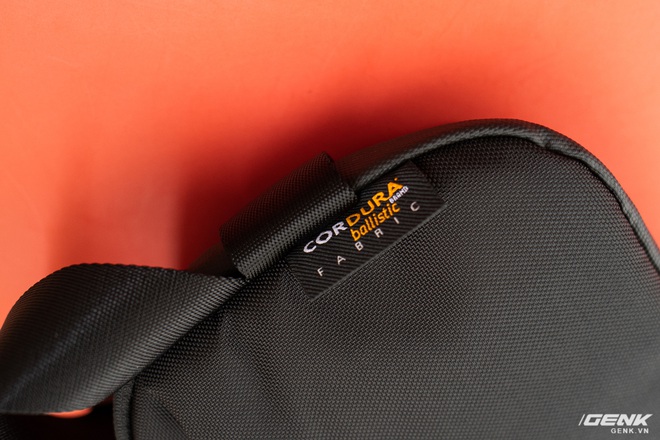 Trải nghiệm nhanh túi đeo chéo tomtoc Lightweight Codura Sling Bag: Một chiếc túi bạn nên có những dịp dạo phố hay cafe cuối tuần - Ảnh 4. Trải nghiệm nhanh túi đeo chéo tomtoc Lightweight Codura Sling Bag: Một chiếc túi bạn nên có những dịp dạo phố hay cafe cuối tuần - Ảnh 4.