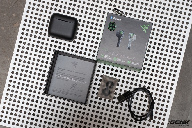 Trên tay Razer Hammerhead True Wireless X: Tai nghe gaming dạng ear-bud, đèn trang trí màu xanh, kháng nước IPX4 - Ảnh 2. Trên tay Razer Hammerhead True Wireless X: Tai nghe gaming dạng ear-bud, đèn trang trí màu xanh, kháng nước IPX4 - Ảnh 2.