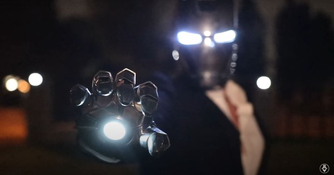 Đây là chiếc mũ giáp sắt của Iron Man với khả năng tự động đội vào đầu người dùng, tích hợp cả màn hình HUD xịn chẳng kém gì bom tấn Marvel - Ảnh 1.
