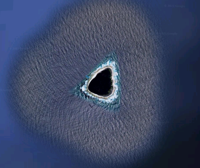 Sự thật về lỗ đen giữa đại dương trên Google Maps khiến dân mạng cãi nhau chí chóe - Ảnh 1.