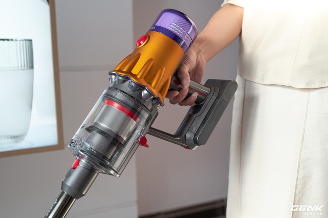 Trên tay và trải nghiệm nhanh máy hút bụi Dyson V12 Detect Slim: Choáng váng vì rất nhiều đồ kèm theo, nhưng dùng rồi lại thấy phê - Ảnh 13. Trên tay và trải nghiệm nhanh máy hút bụi Dyson V12 Detect Slim: Choáng váng vì rất nhiều đồ kèm theo, nhưng dùng rồi lại thấy phê - Ảnh 13.
