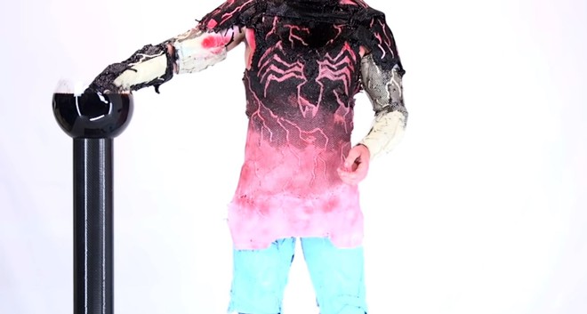 Kết hợp nước từ với nam châm, YouTuber tái hiện lại màn biến hình của Venom trong đời thực ngầu không kém gì trên màn ảnh - Ảnh 3. Kết hợp nước từ với nam châm, YouTuber tái hiện lại màn biến hình của Venom trong đời thực ngầu không kém gì trên màn ảnh - Ảnh 3.