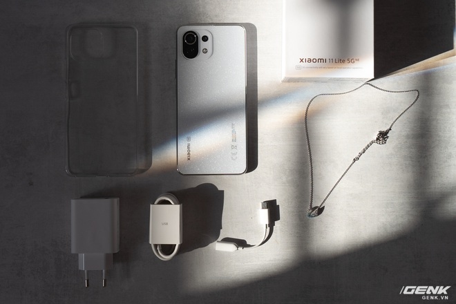Mở hộp Xiaomi 11 Lite 5G NE x Swarovski: Thiết kế trẻ trung, mặt lưng bắt mắt, cấu hình giống bản thường, tặng kèm dây chuyền Swarovski - Ảnh 4. Mở hộp Xiaomi 11 Lite 5G NE x Swarovski: Thiết kế trẻ trung, mặt lưng bắt mắt, cấu hình giống bản thường, tặng kèm dây chuyền Swarovski - Ảnh 4.