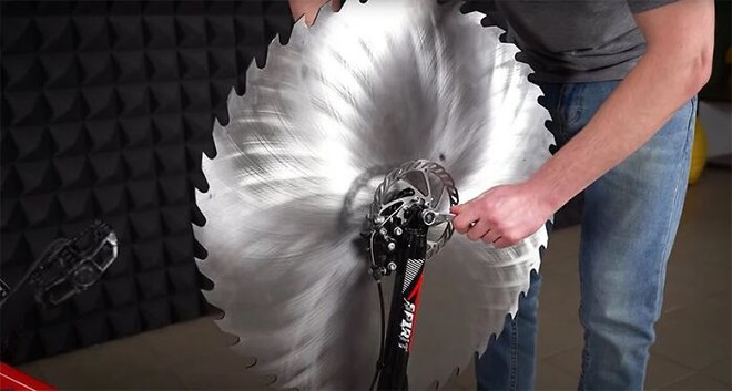 Thay lốp bằng lưỡi cưa, chiếc xe đạp kinh dị này có thể lướt đi trên mặt hồ đóng băng - Ảnh 6. Thay lốp bằng lưỡi cưa, chiếc xe đạp kinh dị này có thể lướt đi trên mặt hồ đóng băng - Ảnh 6.