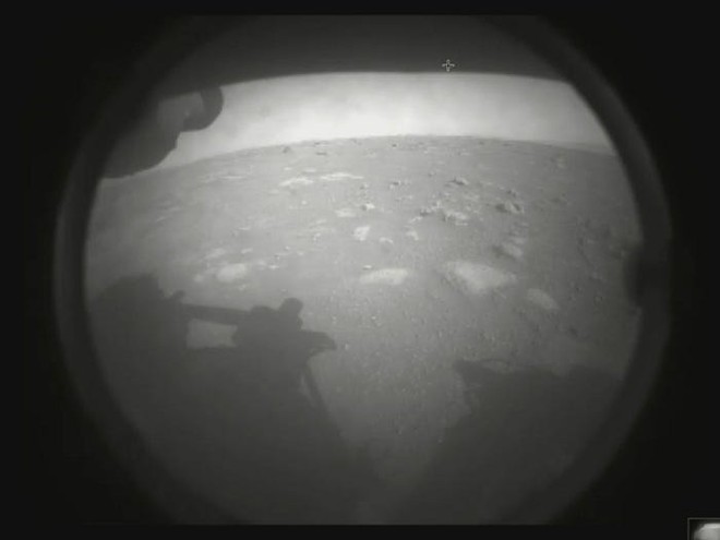 Tàu thám hiểm NASA vừa hạ cánh xuống sao Hỏa và đây là những hình ảnh đầu tiên được gửi về - Ảnh 1.