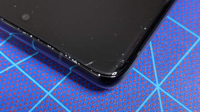 Thử nghiệm thả rơi Galaxy S21 và S21 Ultra: Màn hình vỡ ngay trong lần đầu tiên, may cụm camera vẫn ổn - Ảnh 2. Thử nghiệm thả rơi Galaxy S21 và S21 Ultra: Màn hình vỡ ngay trong lần đầu tiên, may cụm camera vẫn ổn - Ảnh 2.
