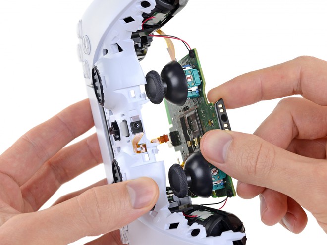 iFixit tìm ra bí ẩn lớn bên trong tay cầm DualSense của PS5, lý giải vì sao cần joystick lại nhanh hỏng đến thế - Ảnh 3. iFixit tìm ra bí ẩn lớn bên trong tay cầm DualSense của PS5, lý giải vì sao cần joystick lại nhanh hỏng đến thế - Ảnh 3.