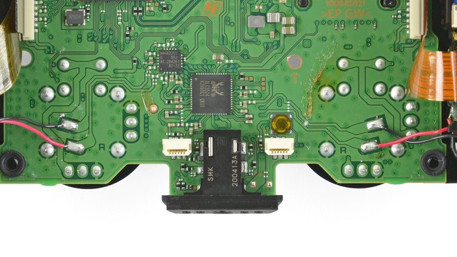 iFixit tìm ra bí ẩn lớn bên trong tay cầm DualSense của PS5, lý giải vì sao cần joystick lại nhanh hỏng đến thế - Ảnh 5. iFixit tìm ra bí ẩn lớn bên trong tay cầm DualSense của PS5, lý giải vì sao cần joystick lại nhanh hỏng đến thế - Ảnh 5.