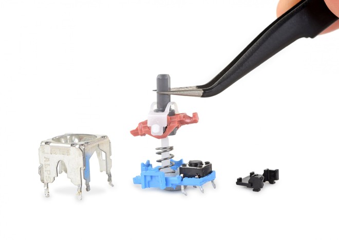 iFixit tìm ra bí ẩn lớn bên trong tay cầm DualSense của PS5, lý giải vì sao cần joystick lại nhanh hỏng đến thế - Ảnh 9. iFixit tìm ra bí ẩn lớn bên trong tay cầm DualSense của PS5, lý giải vì sao cần joystick lại nhanh hỏng đến thế - Ảnh 9.