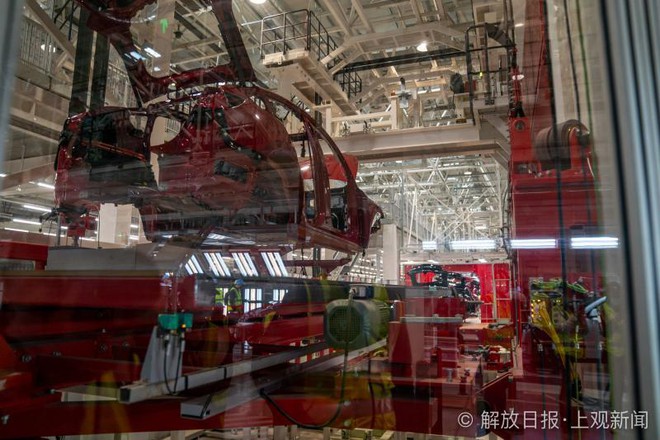 Bên trong siêu nhà máy Tesla Thượng Hải: Chủ tịch ngồi cạnh dây chuyền sản xuất, mọi thứ tự động hóa tối đa, dấu vết từng con ốc đều có thể truy xuất - Ảnh 4.