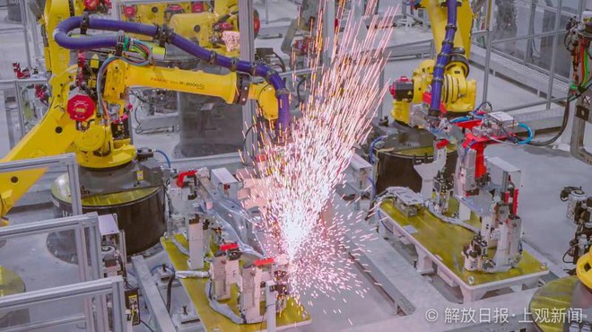 Bên trong siêu nhà máy Tesla Thượng Hải: Chủ tịch ngồi cạnh dây chuyền sản xuất, mọi thứ tự động hóa tối đa, dấu vết từng con ốc đều có thể truy xuất - Ảnh 7. Bên trong siêu nhà máy Tesla Thượng Hải: Chủ tịch ngồi cạnh dây chuyền sản xuất, mọi thứ tự động hóa tối đa, dấu vết từng con ốc đều có thể truy xuất - Ảnh 7.