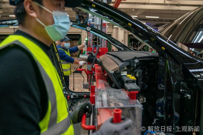 Bên trong siêu nhà máy Tesla Thượng Hải: Chủ tịch ngồi cạnh dây chuyền sản xuất, mọi thứ tự động hóa tối đa, dấu vết từng con ốc đều có thể truy xuất - Ảnh 9. Bên trong siêu nhà máy Tesla Thượng Hải: Chủ tịch ngồi cạnh dây chuyền sản xuất, mọi thứ tự động hóa tối đa, dấu vết từng con ốc đều có thể truy xuất - Ảnh 9.