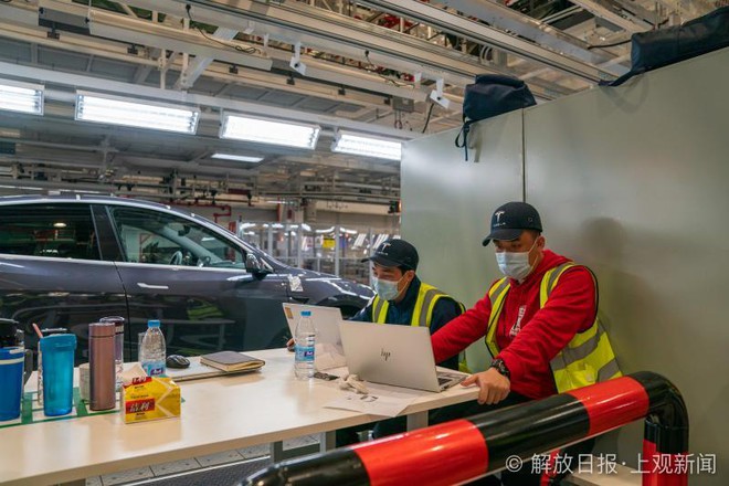 Bên trong siêu nhà máy Tesla Thượng Hải: Chủ tịch ngồi cạnh dây chuyền sản xuất, mọi thứ tự động hóa tối đa, dấu vết từng con ốc đều có thể truy xuất - Ảnh 17.