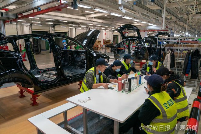 Bên trong siêu nhà máy Tesla Thượng Hải: Chủ tịch ngồi cạnh dây chuyền sản xuất, mọi thứ tự động hóa tối đa, dấu vết từng con ốc đều có thể truy xuất - Ảnh 18. Bên trong siêu nhà máy Tesla Thượng Hải: Chủ tịch ngồi cạnh dây chuyền sản xuất, mọi thứ tự động hóa tối đa, dấu vết từng con ốc đều có thể truy xuất - Ảnh 18.