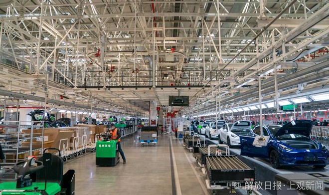 Bên trong siêu nhà máy Tesla Thượng Hải: Chủ tịch ngồi cạnh dây chuyền sản xuất, mọi thứ tự động hóa tối đa, dấu vết từng con ốc đều có thể truy xuất - Ảnh 19. Bên trong siêu nhà máy Tesla Thượng Hải: Chủ tịch ngồi cạnh dây chuyền sản xuất, mọi thứ tự động hóa tối đa, dấu vết từng con ốc đều có thể truy xuất - Ảnh 19.