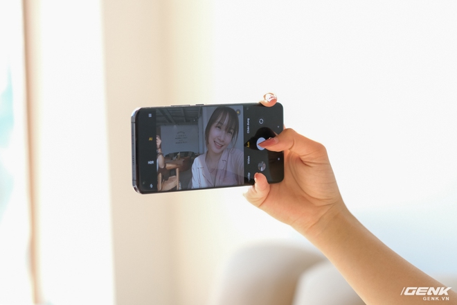 Mở hộp và cảm nhận nhanh Xiaomi Mi 11 5G: Chạy Snapdragon 888 cực khủng, màu Xanh Chân Trời rất đẹp, kèm sẵn củ sạc nhanh 55W - Ảnh 12. Mở hộp và cảm nhận nhanh Xiaomi Mi 11 5G: Chạy Snapdragon 888 cực khủng, màu Xanh Chân Trời rất đẹp, kèm sẵn củ sạc nhanh 55W - Ảnh 12.