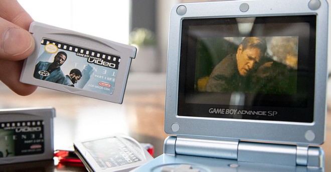 Christopher Nolan nói phim của ông phải ra rạp xem cho nó chuẩn, YouTuber này “nhét” TENET vào GameBoy xem cho nó chất - Ảnh 2. Christopher Nolan nói phim của ông phải ra rạp xem cho nó chuẩn, YouTuber này “nhét” TENET vào GameBoy xem cho nó chất - Ảnh 2.