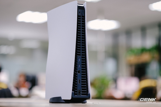 Mở hộp Playstation 5 chính hãng bán tại VN: Cấu hình mạnh, tay cầm xịn, mỗi tội phải mua bia kèm lạc - Ảnh 7. Mở hộp Playstation 5 chính hãng bán tại VN: Cấu hình mạnh, tay cầm xịn, mỗi tội phải mua bia kèm lạc - Ảnh 7.