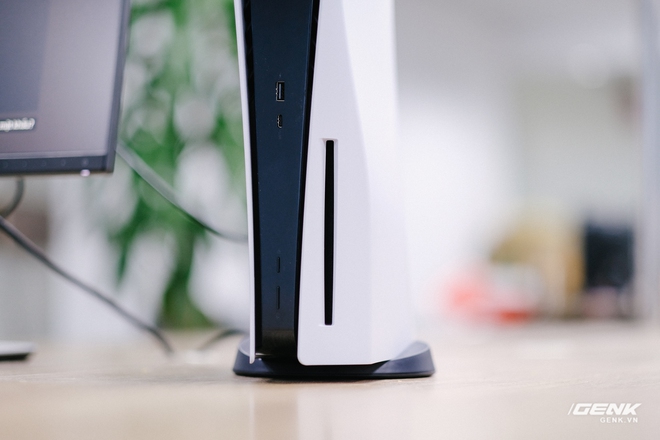 Mở hộp Playstation 5 chính hãng bán tại VN: Cấu hình mạnh, tay cầm xịn, mỗi tội phải mua bia kèm lạc - Ảnh 8. Mở hộp Playstation 5 chính hãng bán tại VN: Cấu hình mạnh, tay cầm xịn, mỗi tội phải mua bia kèm lạc - Ảnh 8.