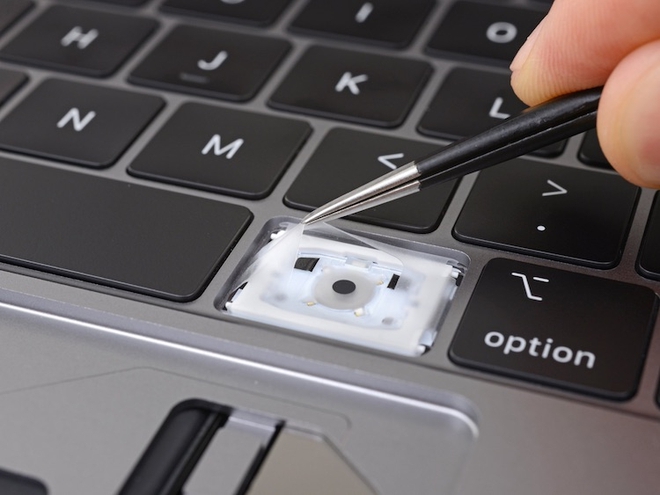 Apple bị khởi kiện tập thể vì bàn phím cánh bướm trên MacBook  - Ảnh 1.