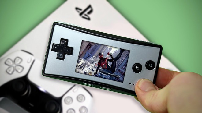 Chỉ với 1 bộ đổi nguồn siêu hiếm giá gần 4 triệu đồng, YouTuber này có thể “chiến” PlayStation 5 trên đồ cổ GameBoy Micro - Ảnh 2. Chỉ với 1 bộ đổi nguồn siêu hiếm giá gần 4 triệu đồng, YouTuber này có thể “chiến” PlayStation 5 trên đồ cổ GameBoy Micro - Ảnh 2.
