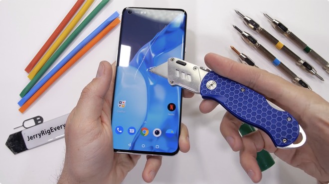 Thử độ bền OnePlus 9 Pro: Độ hoàn thiện cao cấp, khó bẻ cong - Ảnh 3. Thử độ bền OnePlus 9 Pro: Độ hoàn thiện cao cấp, khó bẻ cong - Ảnh 3.