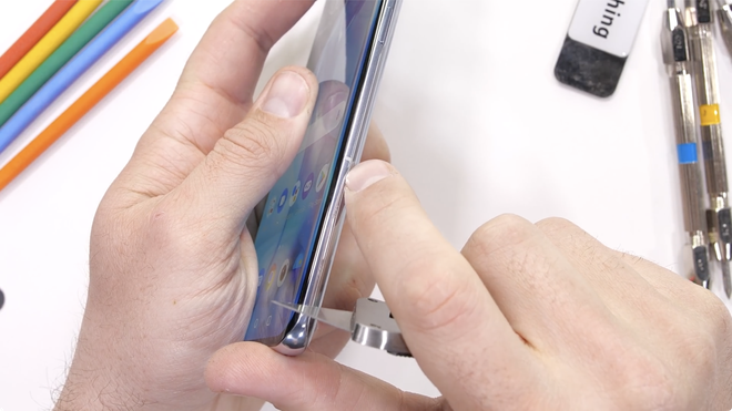 Thử độ bền OnePlus 9 Pro: Độ hoàn thiện cao cấp, khó bẻ cong - Ảnh 11. Thử độ bền OnePlus 9 Pro: Độ hoàn thiện cao cấp, khó bẻ cong - Ảnh 11.
