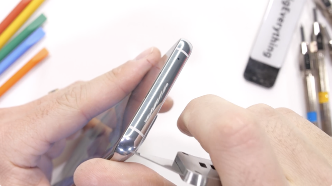 Thử độ bền OnePlus 9 Pro: Độ hoàn thiện cao cấp, khó bẻ cong - Ảnh 10.