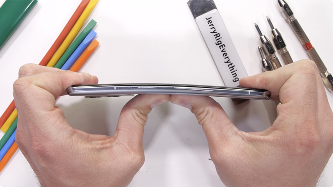 Thử độ bền OnePlus 9 Pro: Độ hoàn thiện cao cấp, khó bẻ cong - Ảnh 12.