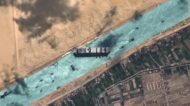 Tàu Ever Given chính thức thoát nạn, kênh đào Suez thông thương trở lại, cố gắng giải quyết hơn 400 tàu đang đợi hai đầu kênh - Ảnh 1.