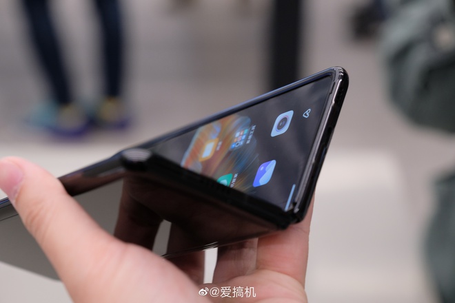 Cận cảnh Xiaomi Mi MIX Fold: Thiết kế gập giống Galaxy Z Fold2, giá chỉ từ 35 triệu thì có gì khác biệt? - Ảnh 8.