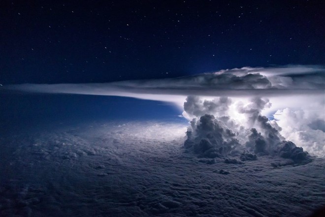 Sự nguy hiểm của đám mây dông lạnh nhất thế giới xuất hiện trên Thái Bình Dương - Ảnh 1.