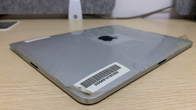 Hóa ra Apple từng có ý định làm một chiếc iPad có tới hai cổng kết nối, vừa sạc vừa cắm dock bàn phím - Ảnh 1.