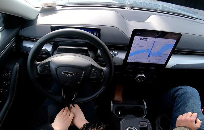 CEO Ford chỉ trích Tesla cho khách hàng dùng sản phẩm dở dang - Ảnh 1.
