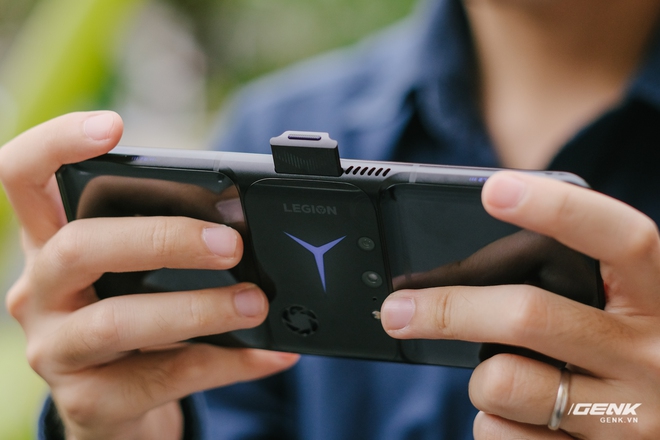 Trên tay máy chơi game Lenovo Legion Phone Duel 2 tại VN: Thiết kế độc lạ, camera selfie thò thụt, có 2 quạt tản nhiệt, 2 cổng sạc, giá chỉ từ 13.8 triệu đồng - Ảnh 15. Trên tay máy chơi game Lenovo Legion Phone Duel 2 tại VN: Thiết kế độc lạ, camera selfie thò thụt, có 2 quạt tản nhiệt, 2 cổng sạc, giá chỉ từ 13.8 triệu đồng - Ảnh 15.
