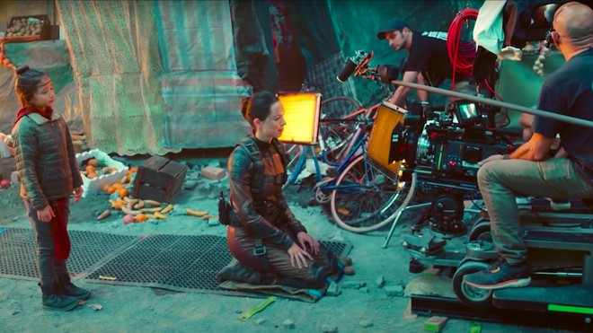Có gì hay trong quá trình quay Godzilla vs. Kong: Vua quái vật hung bạo trên màn bạc hóa ra chỉ là 1 quả bóng tennis trên phim trường - Ảnh 2.
