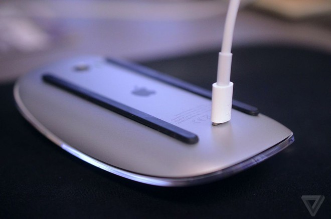 Sau hơn 5 năm, Apple vẫn không thay đổi cách sạc pin “độc đáo” của Magic Mouse - Ảnh 2. Sau hơn 5 năm, Apple vẫn không thay đổi cách sạc pin “độc đáo” của Magic Mouse - Ảnh 2.