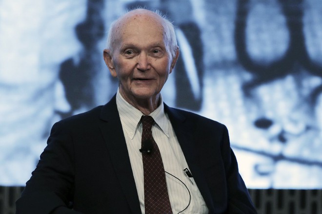 Phi hành gia huyền thoại Michael Collins, một trong ba người bay lên Mặt Trăng trên Apollo 11, qua đời ở tuổi 90 - Ảnh 1. Phi hành gia huyền thoại Michael Collins, một trong ba người bay lên Mặt Trăng trên Apollo 11, qua đời ở tuổi 90 - Ảnh 1.