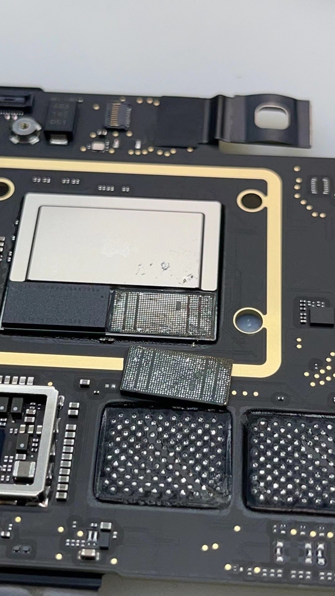 Không chịu để Apple hút máu, kỹ sư Trung Quốc tự tay nâng cấp RAM và SSD cho MacBook dùng chip M1 - Ảnh 3. Không chịu để Apple hút máu, kỹ sư Trung Quốc tự tay nâng cấp RAM và SSD cho MacBook dùng chip M1 - Ảnh 3.