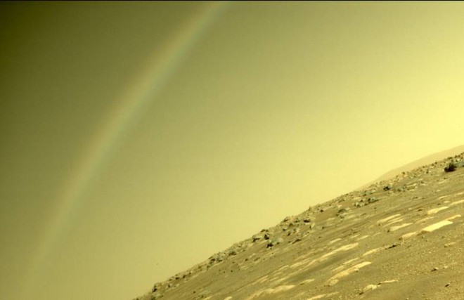 NASA chụp được bức ảnh ấn tượng về cầu vồng trên sao Hỏa - Ảnh 1.