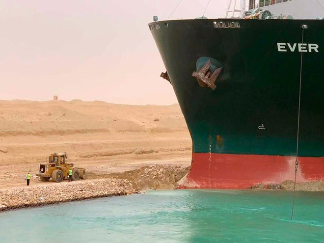 Tâm sự của thợ lái máy xúc trên kênh đào Suez: Cả thế giới như đang cười nhạo công việc của tôi - Ảnh 3. Tâm sự của thợ lái máy xúc trên kênh đào Suez: Cả thế giới như đang cười nhạo công việc của tôi - Ảnh 3.